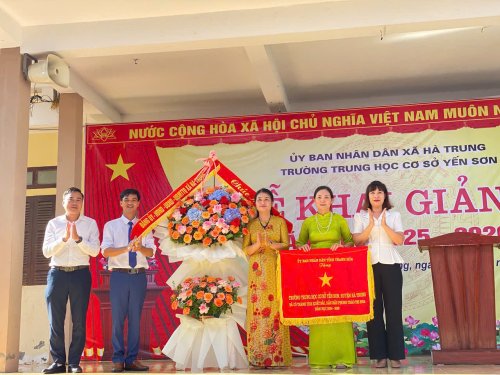 UBND tỉnh TH tặng cờ thi đua.jpg